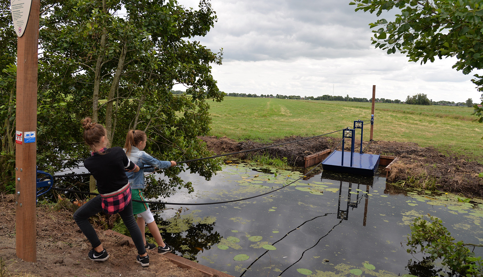 Kinderen op het klompenpad in de natuur in Benschop