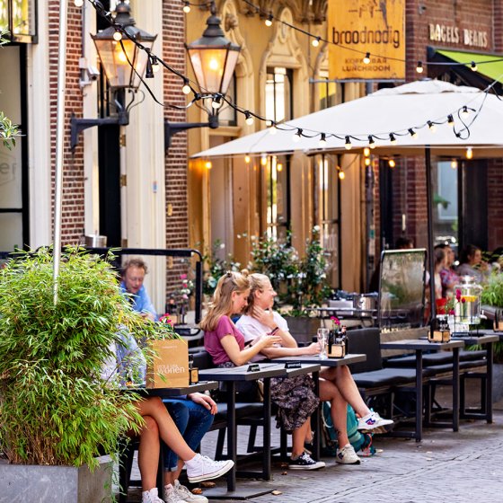 Bezoekers op terras aan de Mariaplaats Utrecht