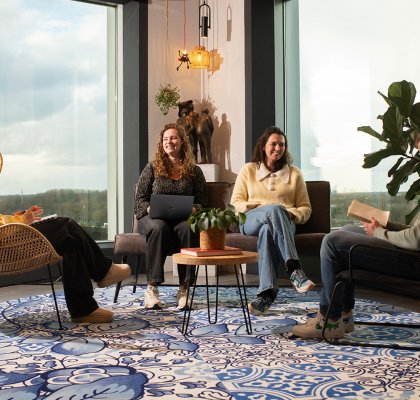 Werken bij NBTC collega's in de lounge 