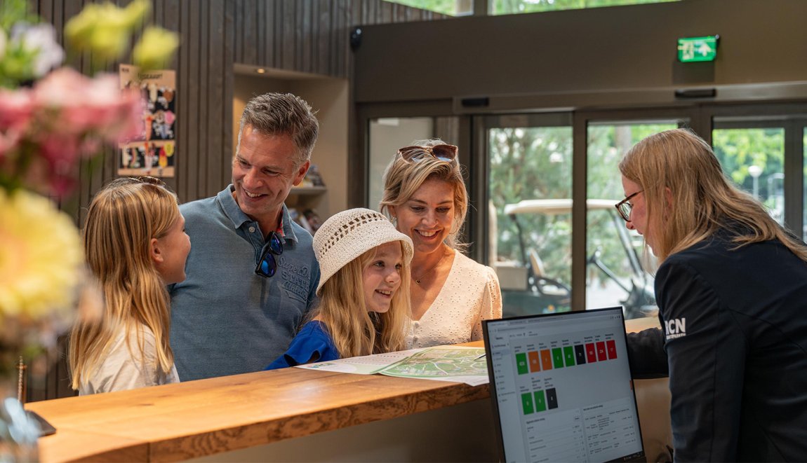 Gezin checkt in met boekingstool bij RCN het Grote Bos in Doorn Gezin checkt in met boekingstool bij RCN het Grote Bos in Doorn
