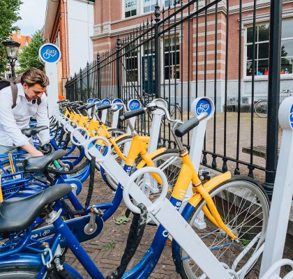 Fietser zet zijn OV fiets op slot op in speciale OV-fietsstalling