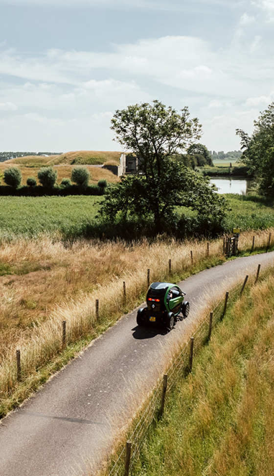 Elektrische auto rijdt door de Beemster