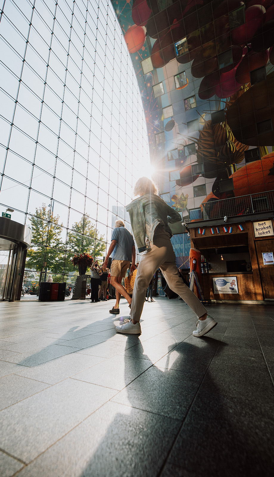Dame loopt in Markthal Rotterdam 