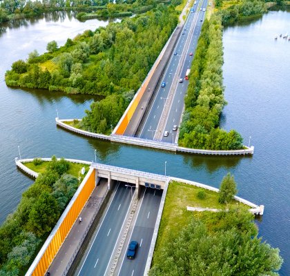 Veluwemeer Aquaduct, snelweg loopt onder het water