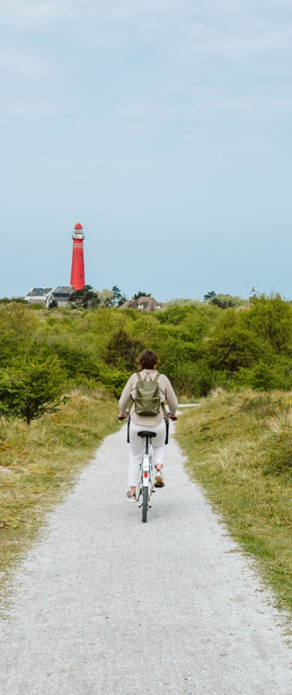 Schiermonnikoog fietster en rode vuurtoren