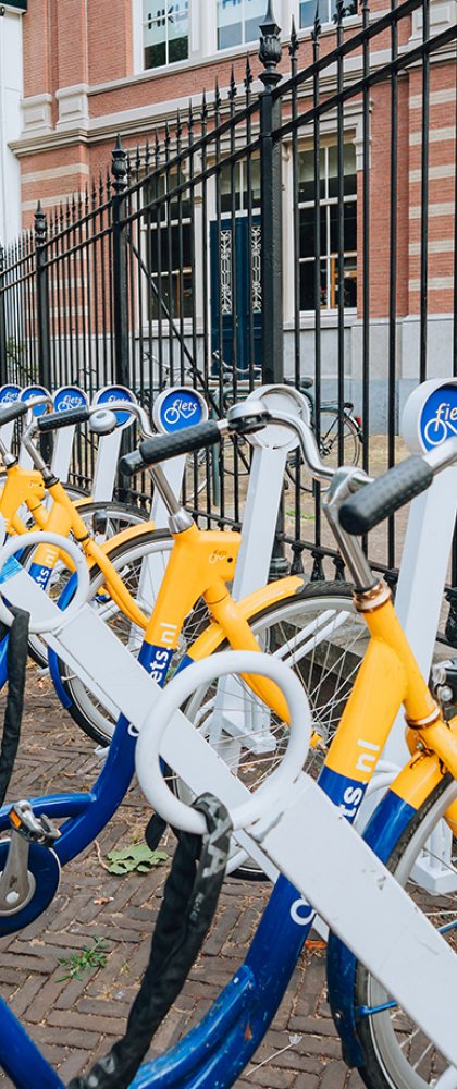 Fietser zet zijn OV fiets op slot op in speciale OV-fietsstalling