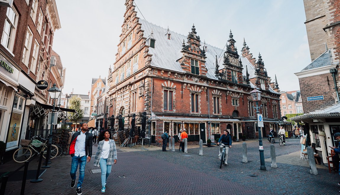 Bezoekers historische binnenstad Haarlem