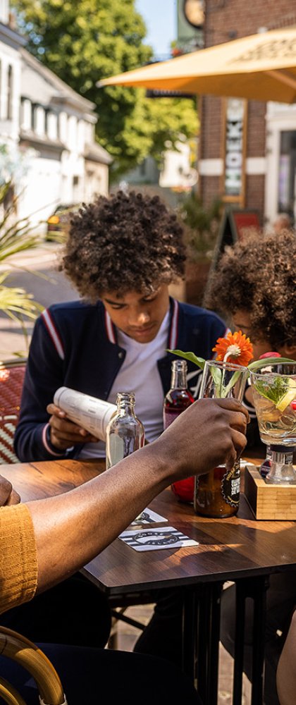 Gezin op terras Moeke in Ginneken Breda op de Markt