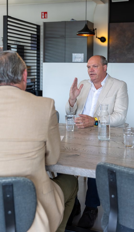 Interview Peter-Willem Burgmans, op de rug Eric Bakermans