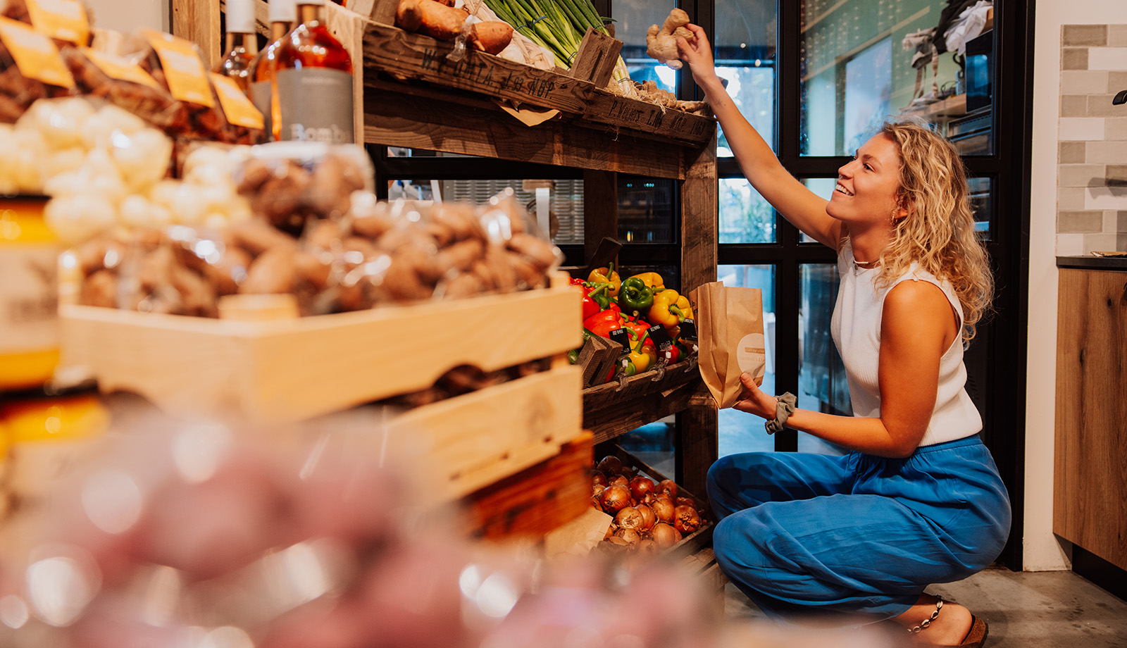 Agrotoerisme, dame doet boodschappen in streekwinkel Hannink's Dientje Enschede Agrotoerisme, dame doet boodschappen in streekwinkel Hannink's Dientje Enschede