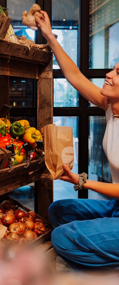 Agrotoerisme, dame doet boodschappen in streekwinkel Hannink's Dientje Enschede