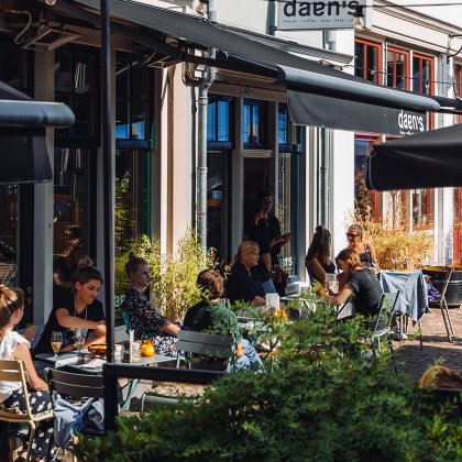 Mensen zitten op een terras in Utrecht