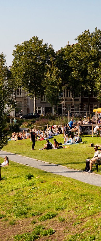 Zonnige dag aan de Singel in Utrecht