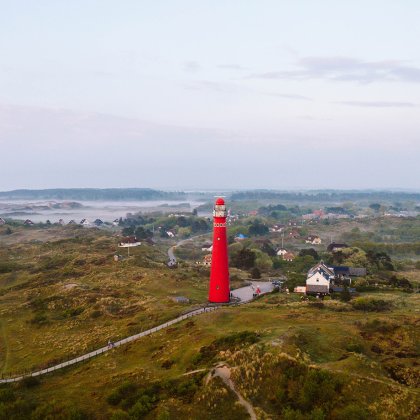 Dronefoto van vuurtoren en waddeneiland Schiermonnikoog