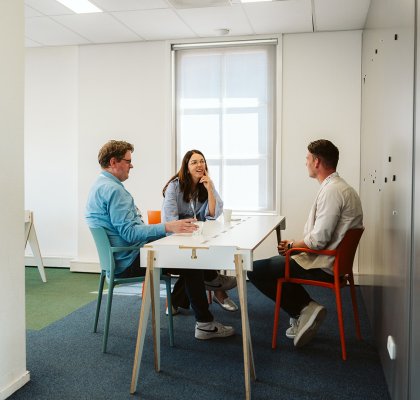 Professionals bespreken gezamenlijk begrippen en kennis over toerisme en recreatie