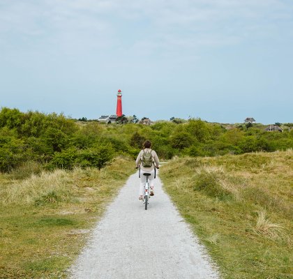 Schiermonnikoog fietster en rode vuurtoren