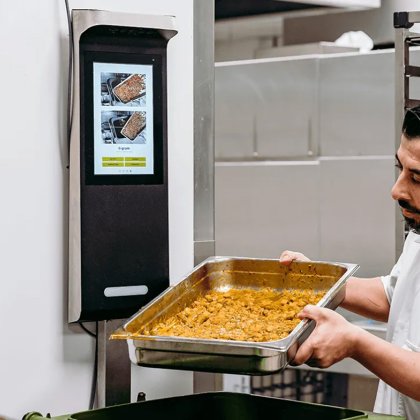 Kok scant eten met Orbi voor het weggooien