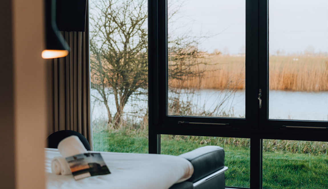 Interieur accommodatie met uitzicht op natuur