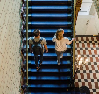 Bezoekers lopen de trap op bij Drents Museum