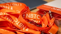 NBTC badges met oranje keycord 