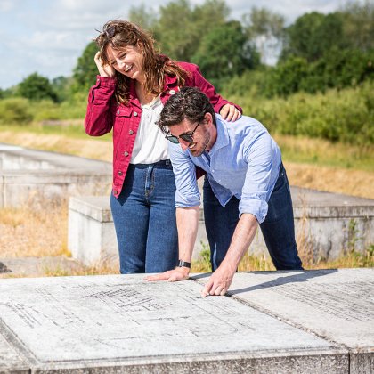 Romeinse Limes Fectio 7 Nederland bezoekers bekijken inscripties