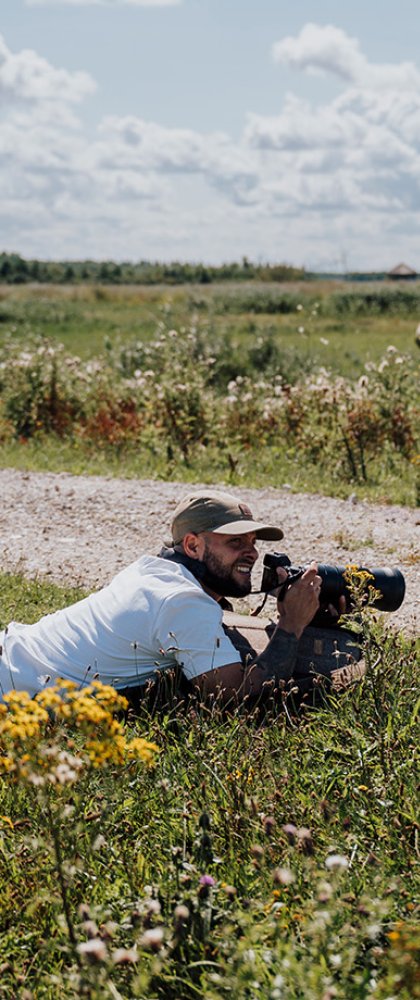 Flevoland Oostvaardersplassen fotograaf wachtend op het perfecte plaatje