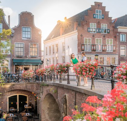 Kletsen op de burg in zomerse sferen in Utrecht